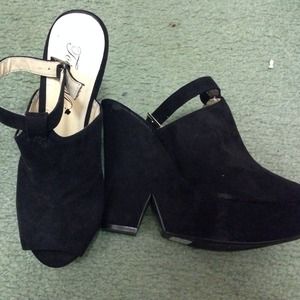 FOREVER21 WEDGE HEELS BRAND NEW