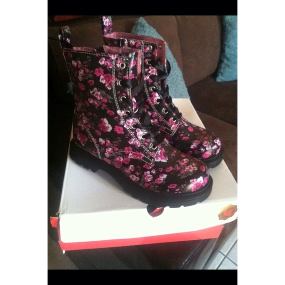 Flowered boots 💕