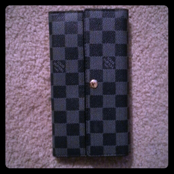 Louis Vuttion check book wallet