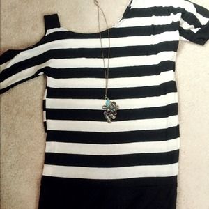 👗Irregular off-shoulder stripe dress, loose fit