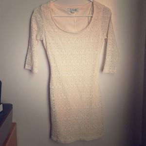Off white cocktail lace dress. 3/4 sleeves.