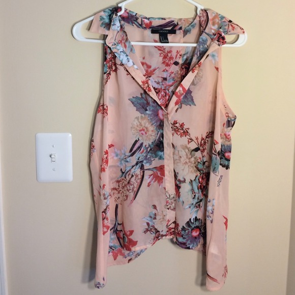 Final sale! Sleeveless floral blouse