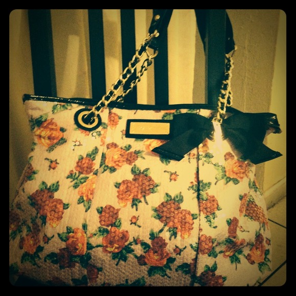 Large Carry Along tote Betsey Johnson