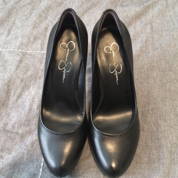 JS black pumps