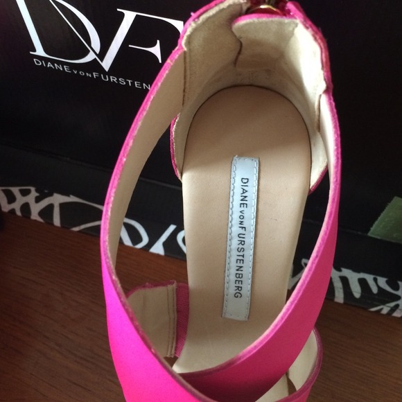 SOLD ❗️❗️Hot pink Diane Von Furstenberg wedges - Picture 2 of 2