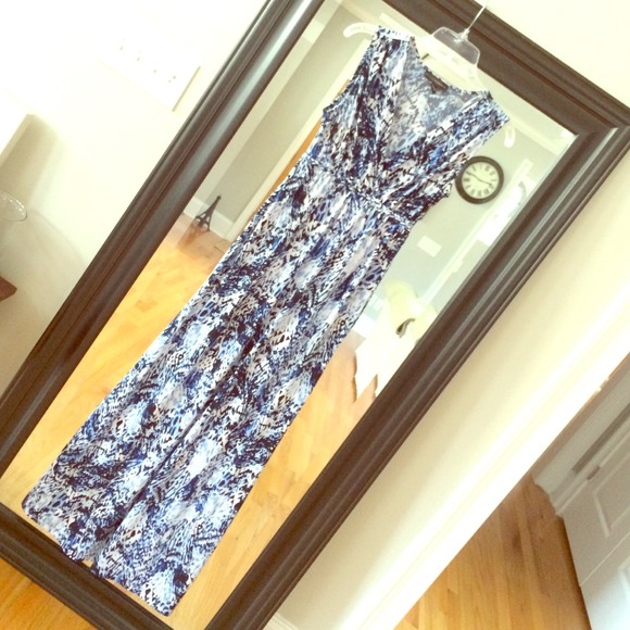 Dresses & Skirts - Gorgeous Blue Patterned Maxi Dress