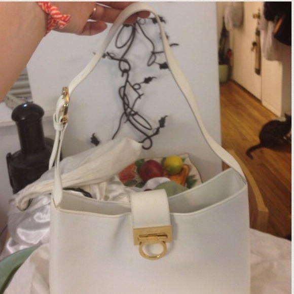 HP White Ferragamo bag - Picture 2 of 4