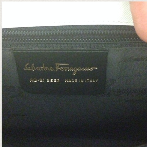 HP White Ferragamo bag - Picture 3 of 4