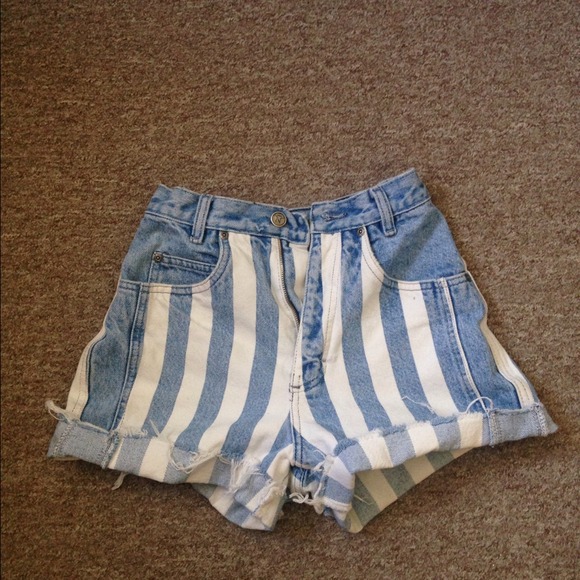 🚫sold🚫High waisted cut offs - Picture 2 of 3