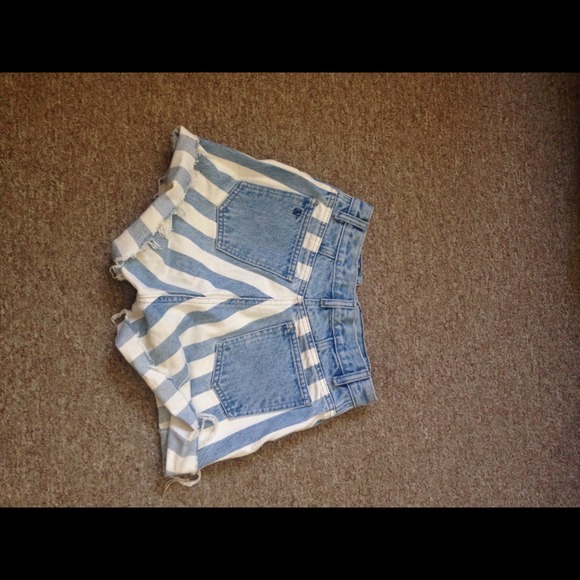 🚫sold🚫High waisted cut offs - Picture 3 of 3