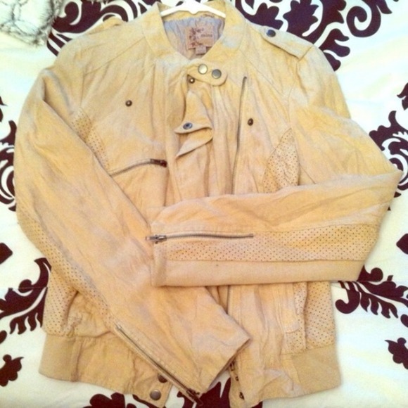 Adorable Tan Jacket! 💋