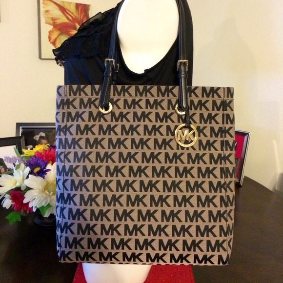 Michael Kors Handbags - Michael Kors Jet Set Tote NS NWT
