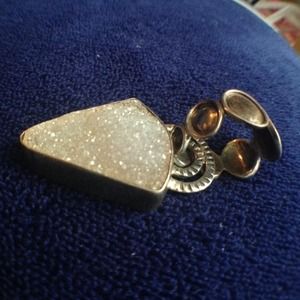 A quarts cluster pendant