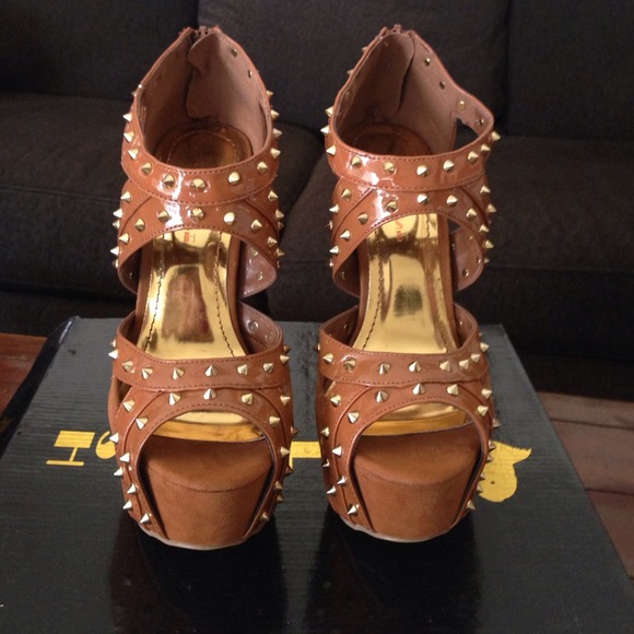 🚫🚫SOLD🚫🚫Brown spiked heels - Picture 2 of 4