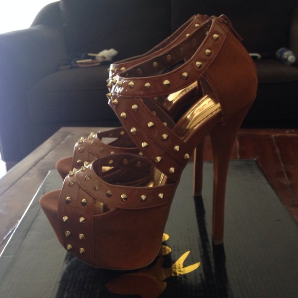 🚫🚫SOLD🚫🚫Brown spiked heels - Picture 3 of 4