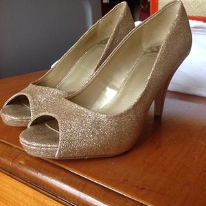 Sparkly gold peep toe heel