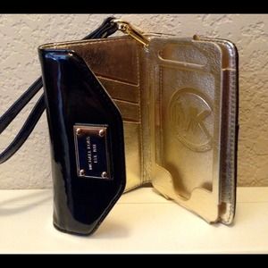 ️PRICE CUTAuthentic Michael Kors iPhone 4 wristlet