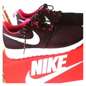 Nike Roshe Run-6Y RESERVED FOR sandracxx