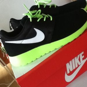 Nike Roshe Run-6Y-Black/FlashGreen