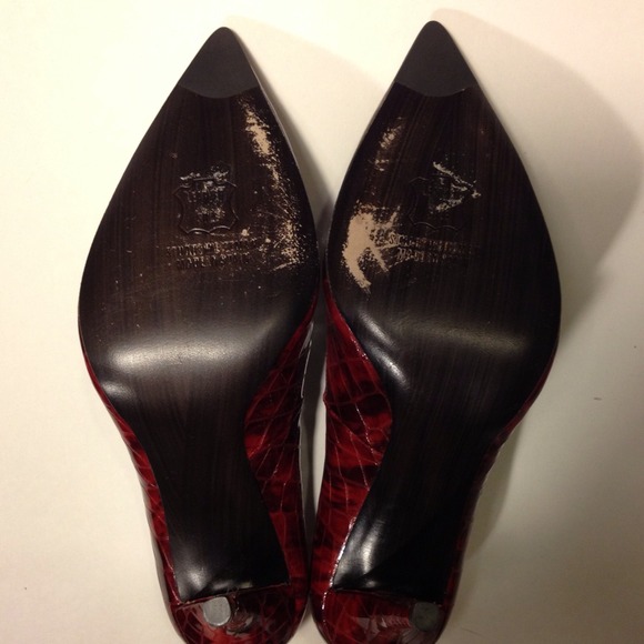 🚫SOLD🚫Stuart Weitzman Red Croc Pumps - Picture 3 of 4