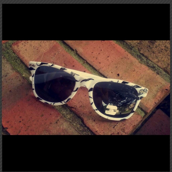 2 Mustache sunglasses bundle - Picture 3 of 4