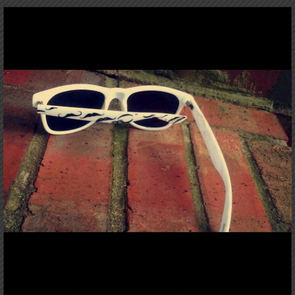 2 Mustache sunglasses bundle - Picture 4 of 4