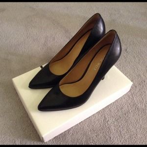 Nine West black pointy toe pumps