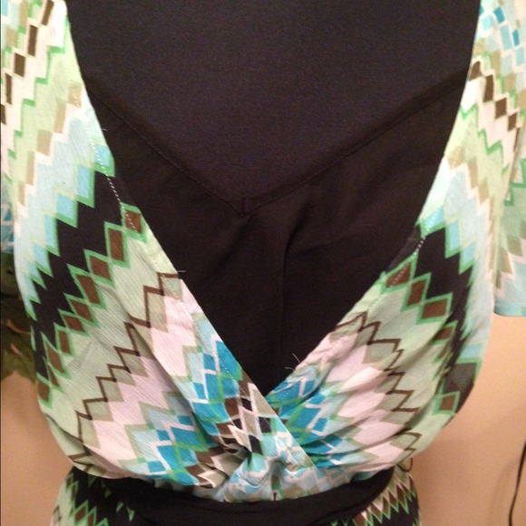 🚫Sold🚫Cute Patterned Top - Picture 2 of 3