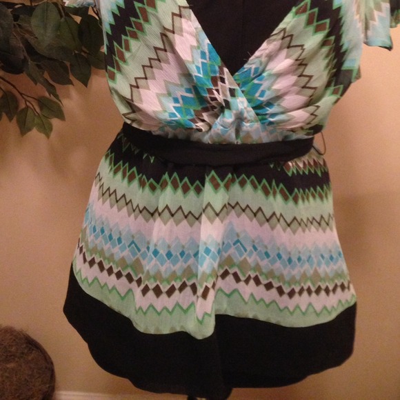 🚫Sold🚫Cute Patterned Top - Picture 3 of 3