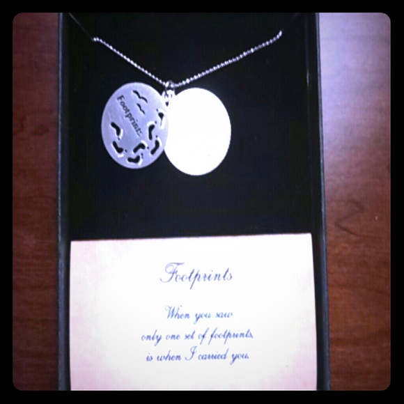Necklace:2 charms footprints and engraved quote
