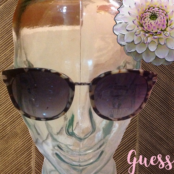 ?Guess Ella Round Plastic Frame Sunglasses