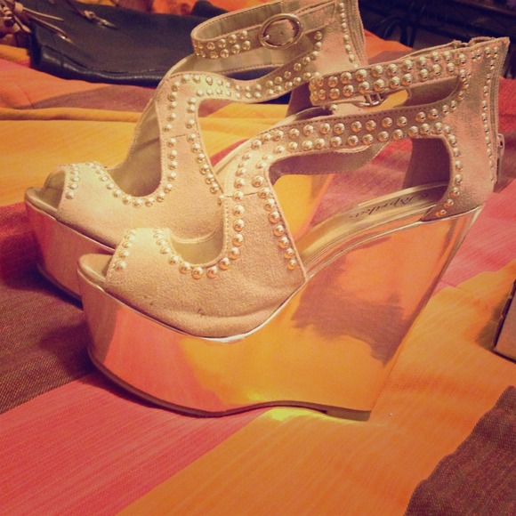 🔴sold🔴NWOT Studded wedges
