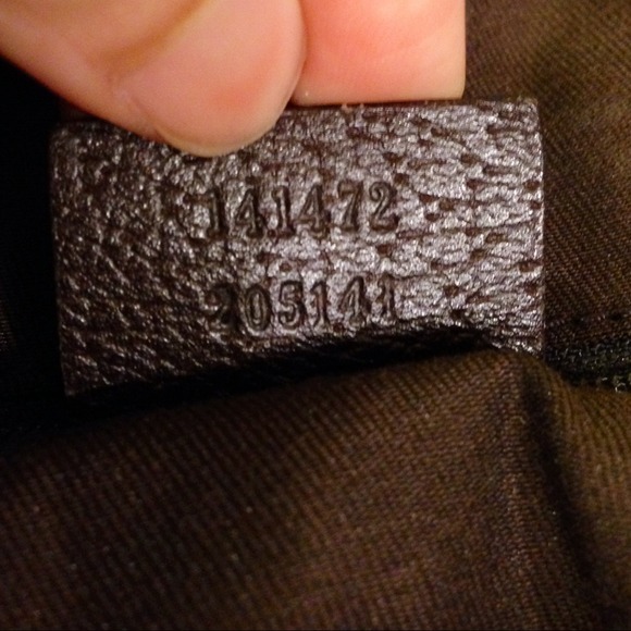 ⛔️sold⛔️Authentic Gucci Signature Canvas Tote - Picture 2 of 4