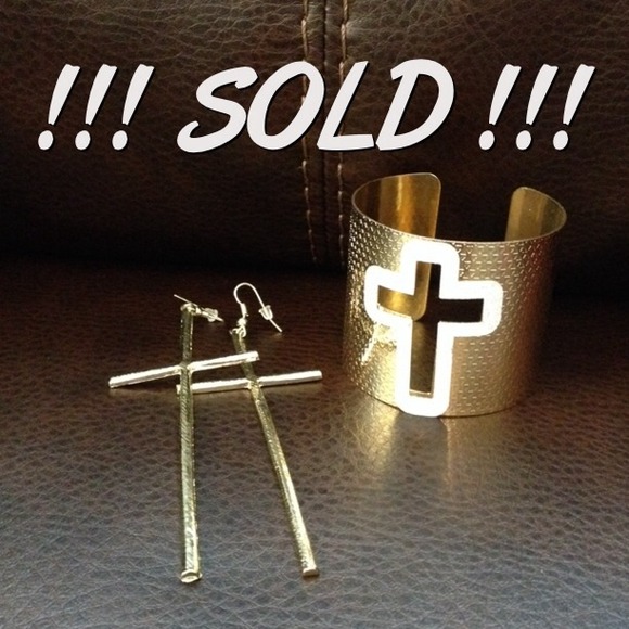 ❌SOLD❌❌❌Gold Cross Earrings & Bracelet set