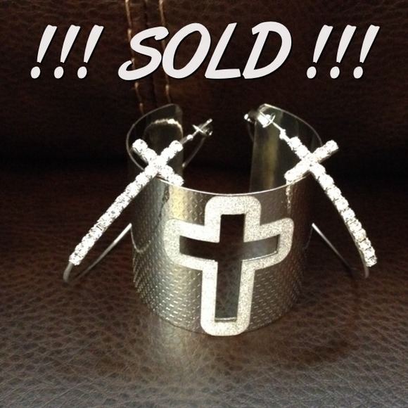 ❌SOLD❌❌❌Silver Cross Earring & Bracelet Set