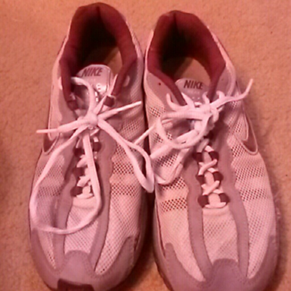 Tennis shoes