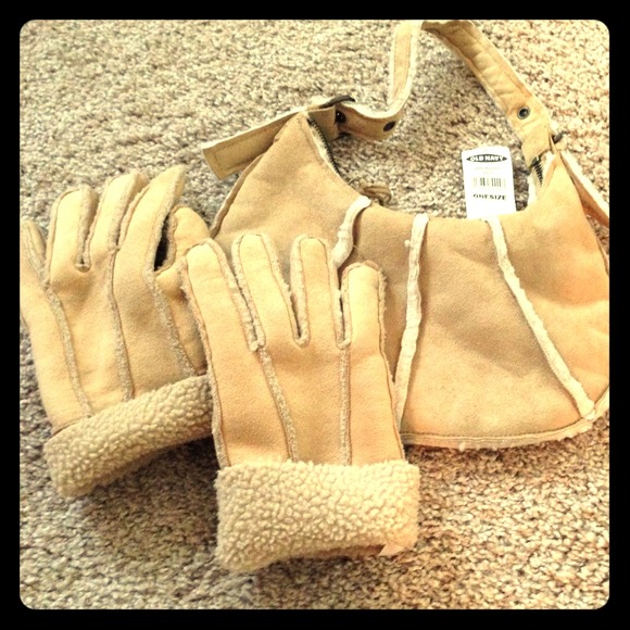 Cute Little tote with matching gloves !