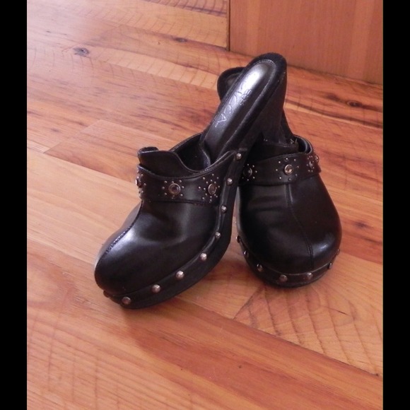 Sbicca clogged heels