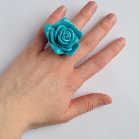⭐️Last Chance ⭐️Flower Statement Ring - Picture 4 of 4