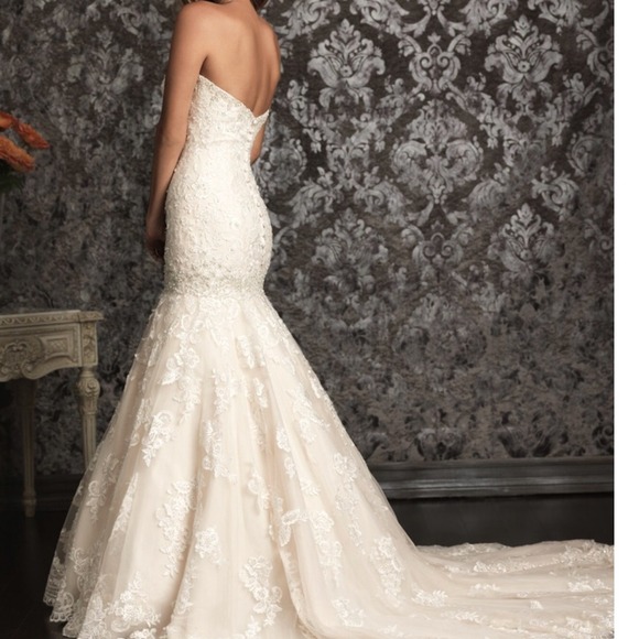 ⚡️SOLD⚡️NWT Gorgeous wedding dress - Picture 2 of 2