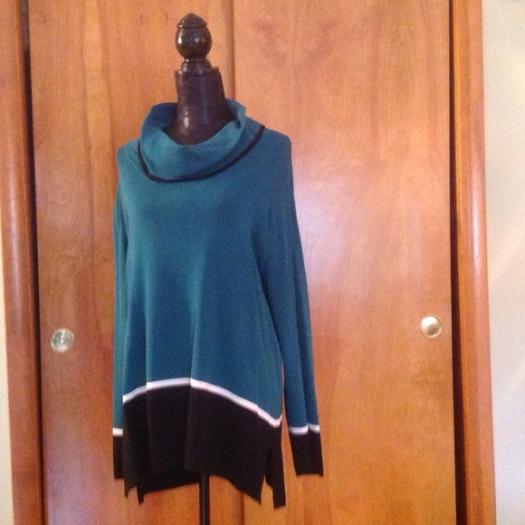 SOLD IN BUNDLE Green Top with droopy neck.