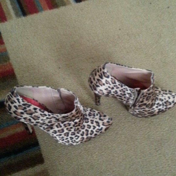 Leopard print Fredrick of Hollywood high heels - Picture 2 of 3