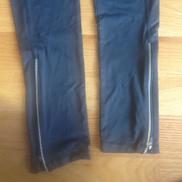 ⛔️SOLD⛔️ RUNNING TIGHTS W/ZIPPERS AT BOTTOM - Picture 3 of 4