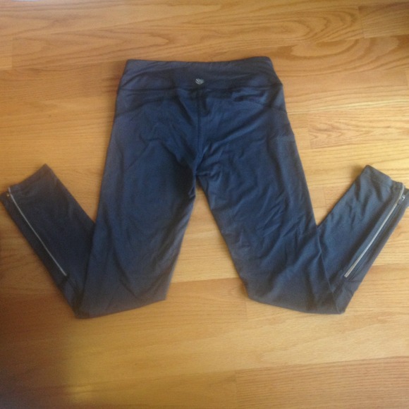 ⛔️SOLD⛔️ RUNNING TIGHTS W/ZIPPERS AT BOTTOM - Picture 4 of 4