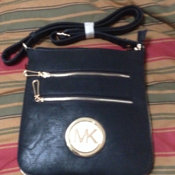 TRADED Michael Kor Leather black purse crossbody