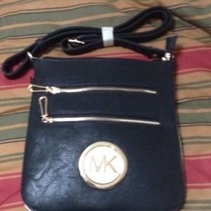 TRADED Michael Kor Leather black purse crossbody