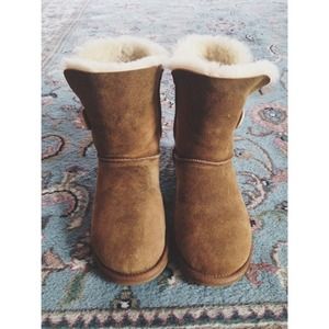 UGG AUSTRALIA Bailey button