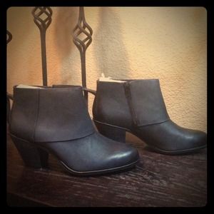 Bundle For @runwaybylavie - Black Boots & FP swtr