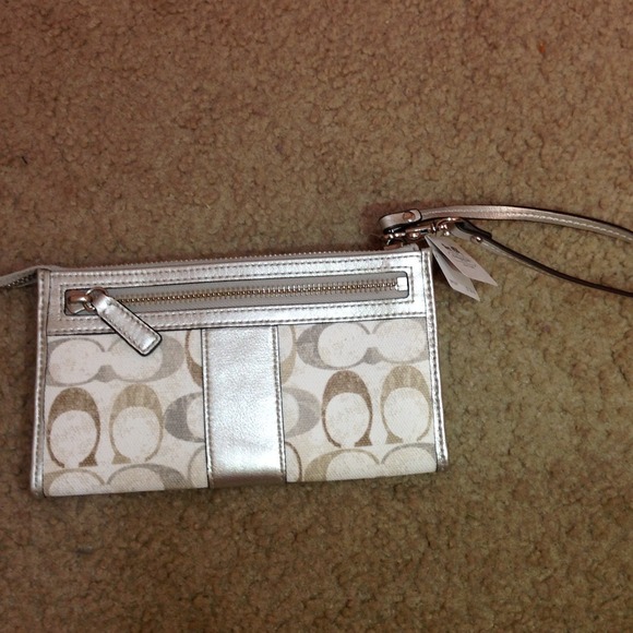 White coach medium sized wristlet. - Picture 2 of 2