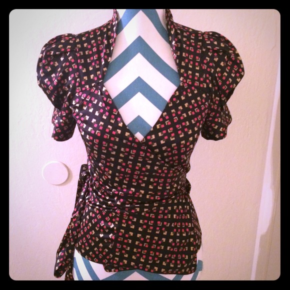 Diane VonFurstenberg Wrap Silk short sleeve blouse